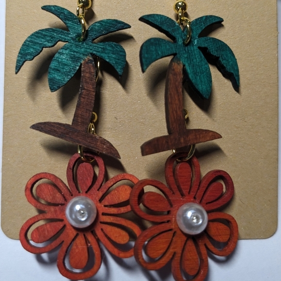 Wooden Floral and Coconut Tree earrings. - Picture 5 of 9